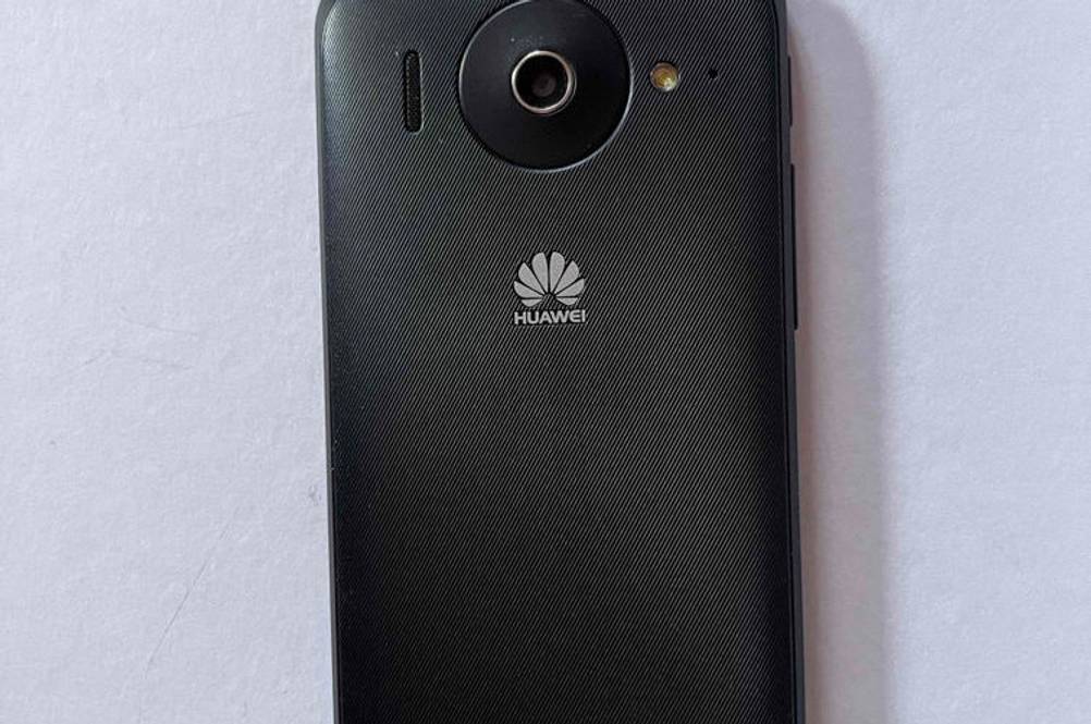 Im Test: Die Rückseite eines China-Handys auf einer weißen Fläche von oben.