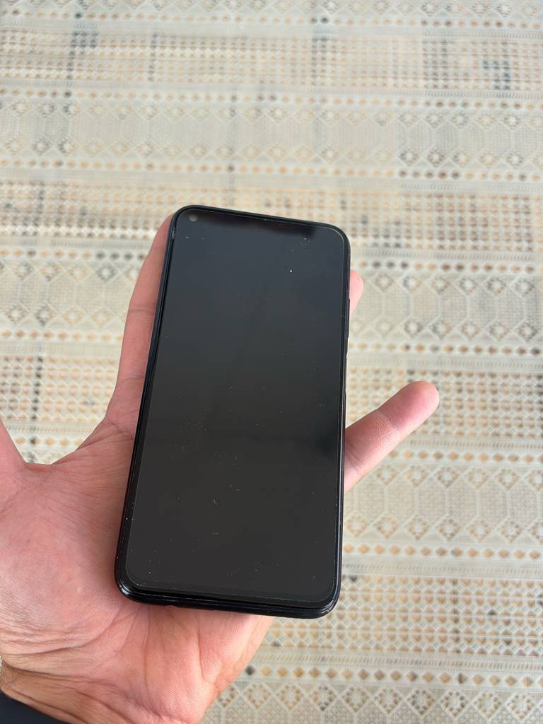 Smartphone mit großem Display-Test: ein Smartphone wird im ausgeschalteten Zustand in der Hand gehalten.