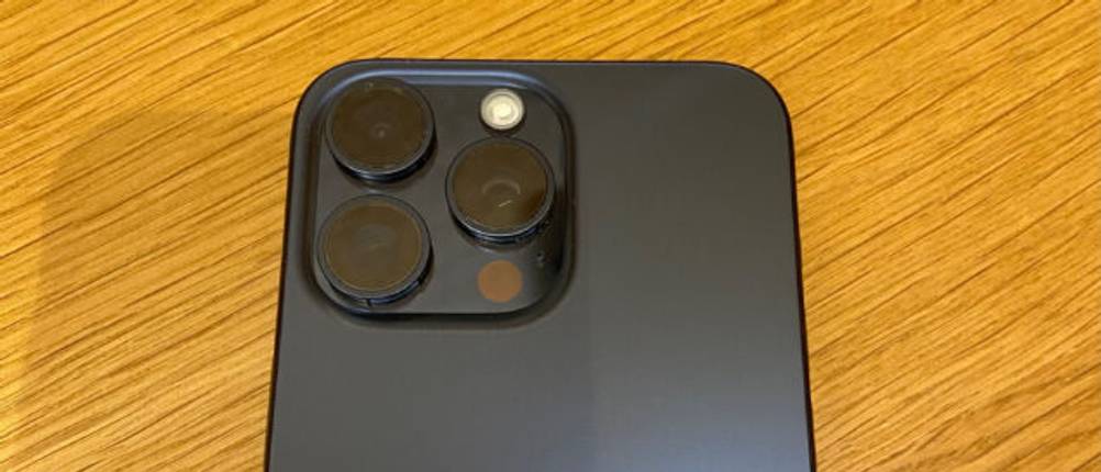 Handy-mit-guter-Kamera im Test: Handy von Apple mit Fokus auf die drei Kameras auf der Rückseite des Handys.