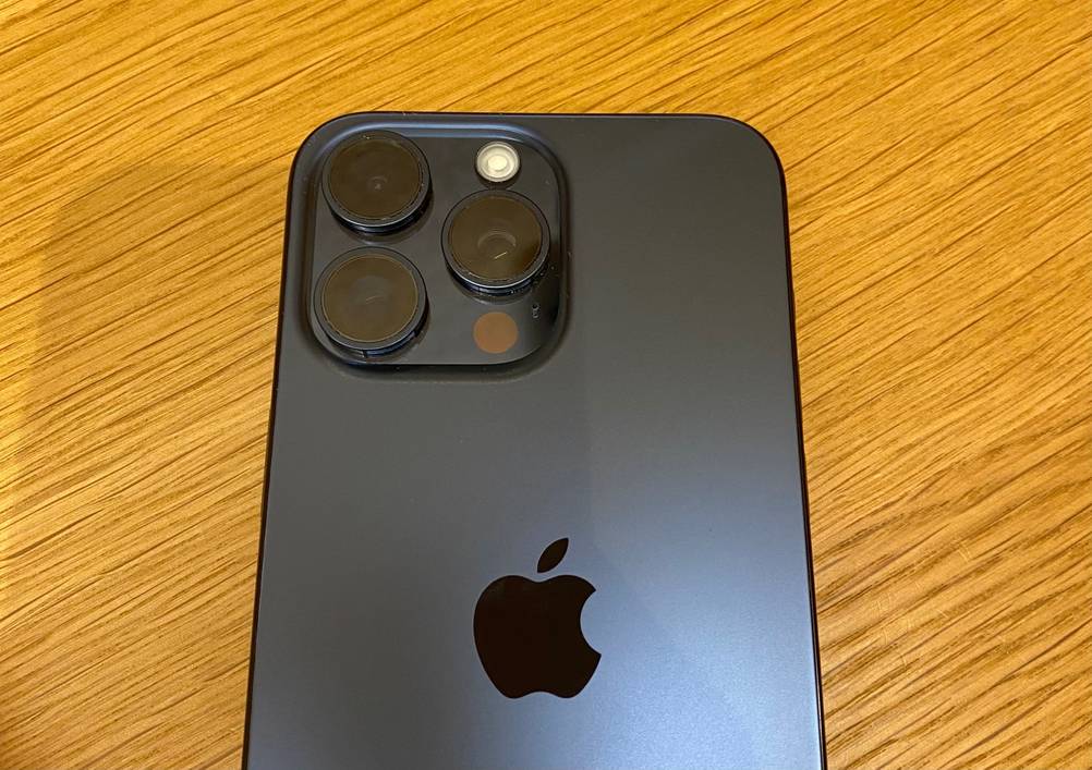 Handy-mit-guter-Kamera im Test: Handy von Apple mit Fokus auf die drei Kameras auf der Rückseite des Handys.