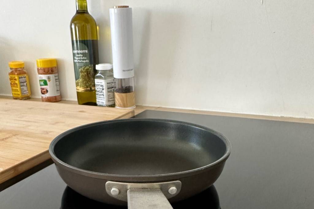 Induktionspfannen im Test: Pfanne steht auf Herd