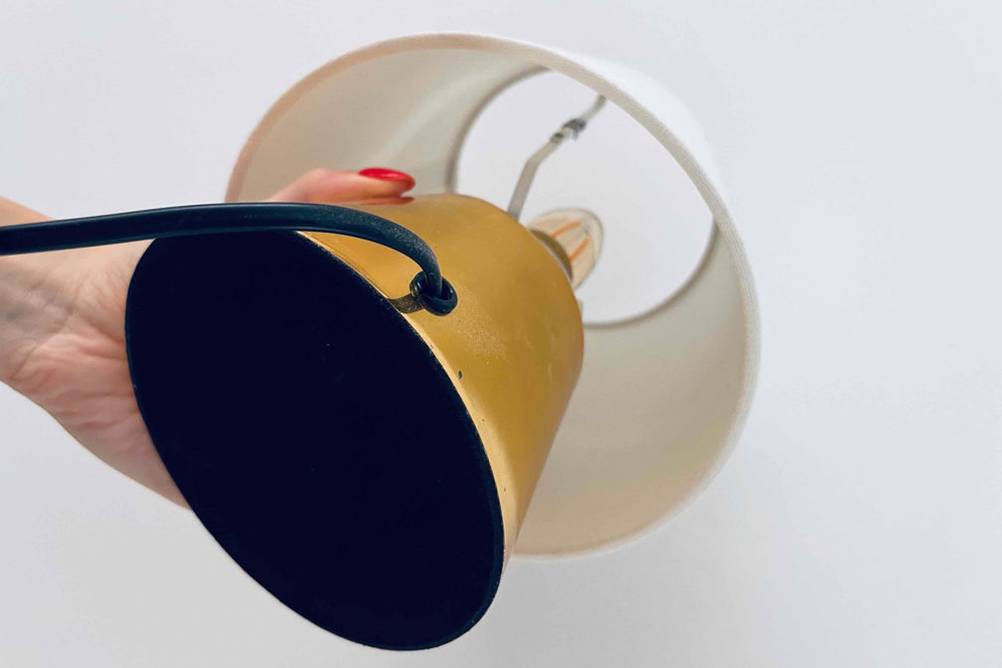 Kinder-Schreibtischlampe-Test: Bodenansicht mit Stromkabel und aufgesetztem Lampenschirm.