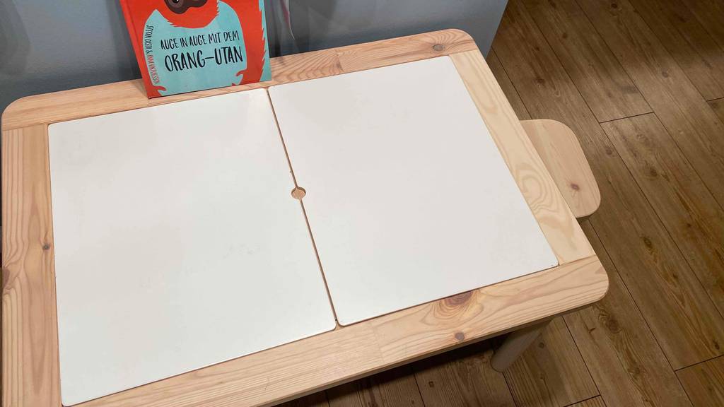 Getesteter brauner Kindertisch von oben.