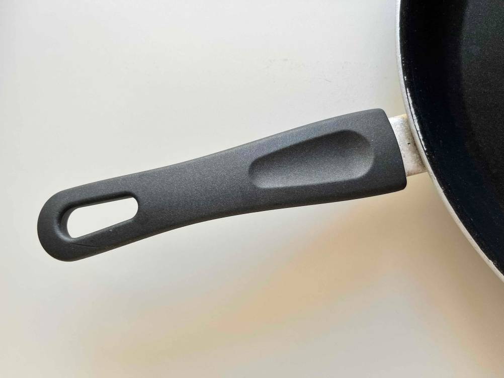Pfanne-30-cm-Test: der Griff einer Pfanne in Nahaufnahme.