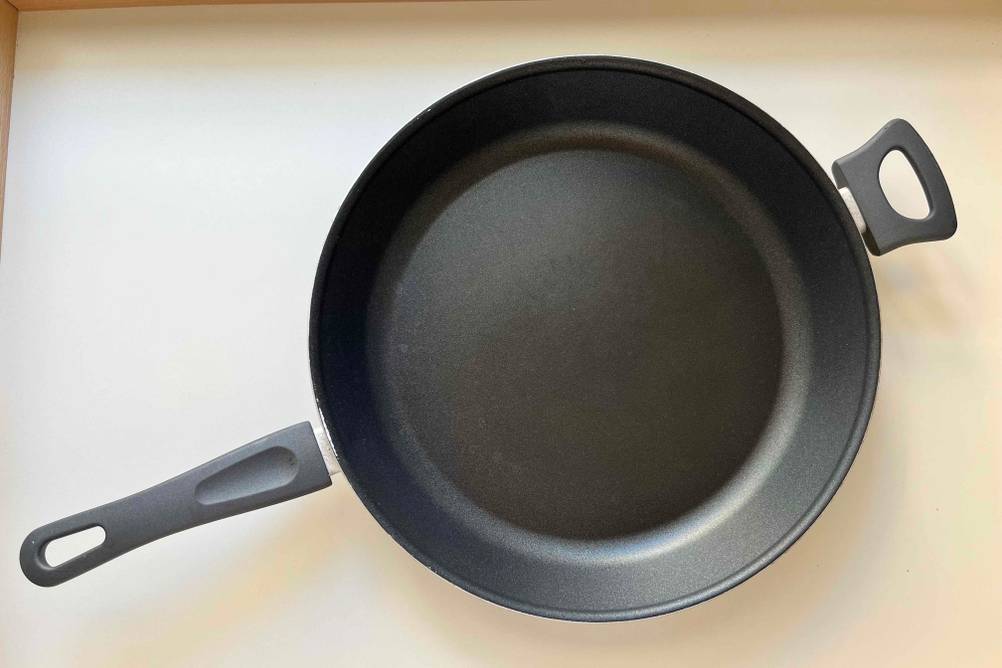 Pfanne 30 cm im Test: Eine Pfanne auf einer hellen Oberfläche