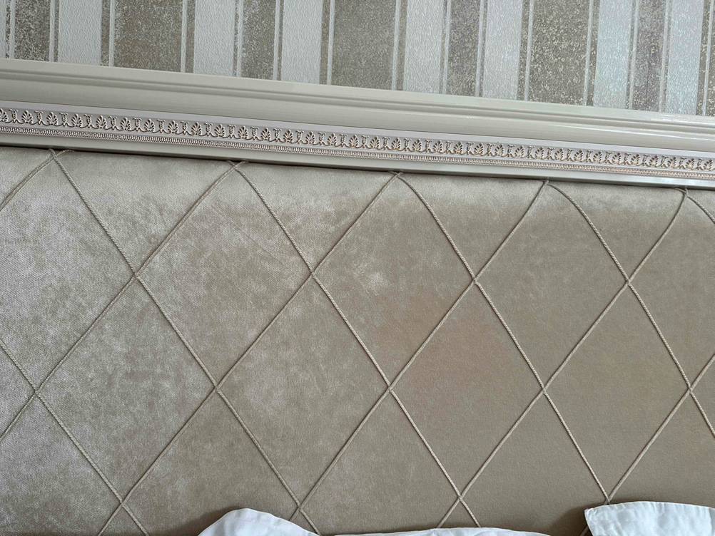Boxspringbett getestet: Nahaufnahme des Kopfteils mit Samtbezug.