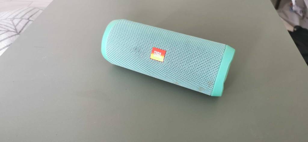 Bluetooth Lautsprecher liegend.