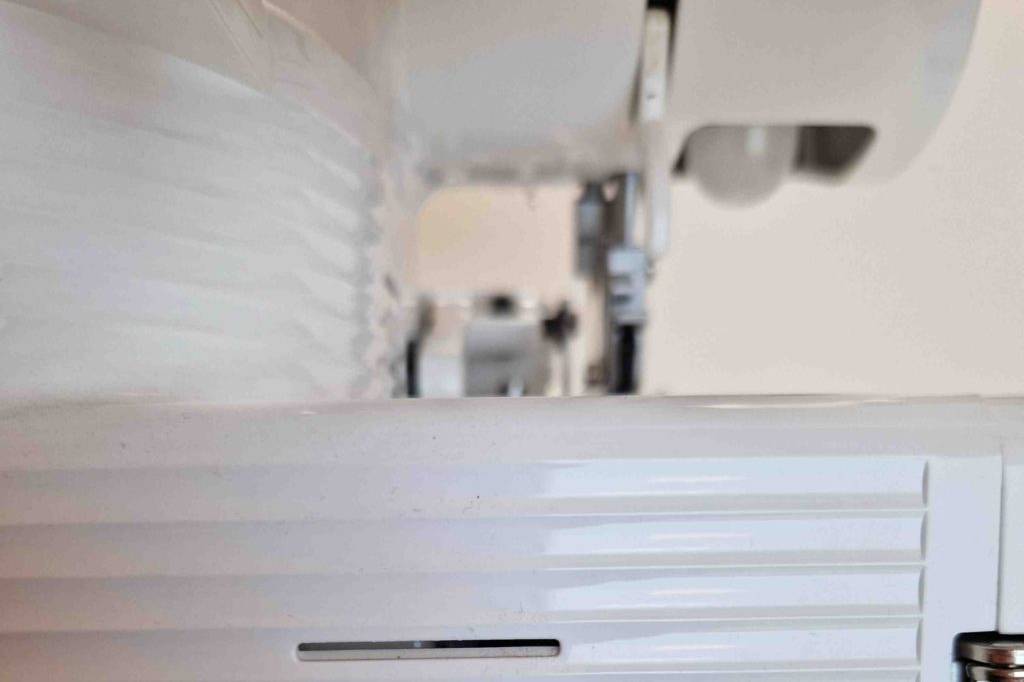 Overlock-Nähmaschine im Test: Rückseite der Overlock-Nähmaschine gezeigt