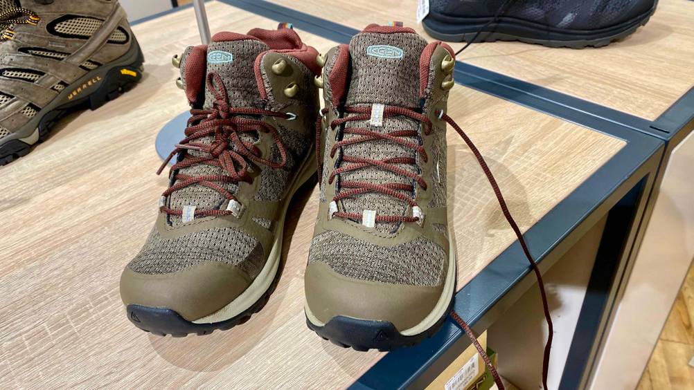 Ein Paar getestete wasserdichte Schuhe für Damen von vorne auf einem Regalbrett.