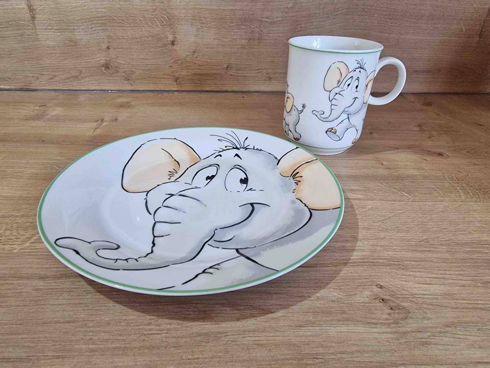 Kinderteller-Test: ein Elefanten-Kinderteller und die dazu passende Tasse dahinter stehend.