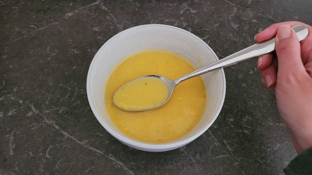 Kürbissuppe im Test: In einer weißen Schüssel ist Suppe und ein Löffel