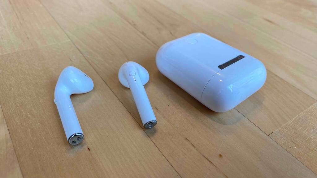 Kopfhörer auf einem Tisch mit Aufbewahrungsbox zu sehen.