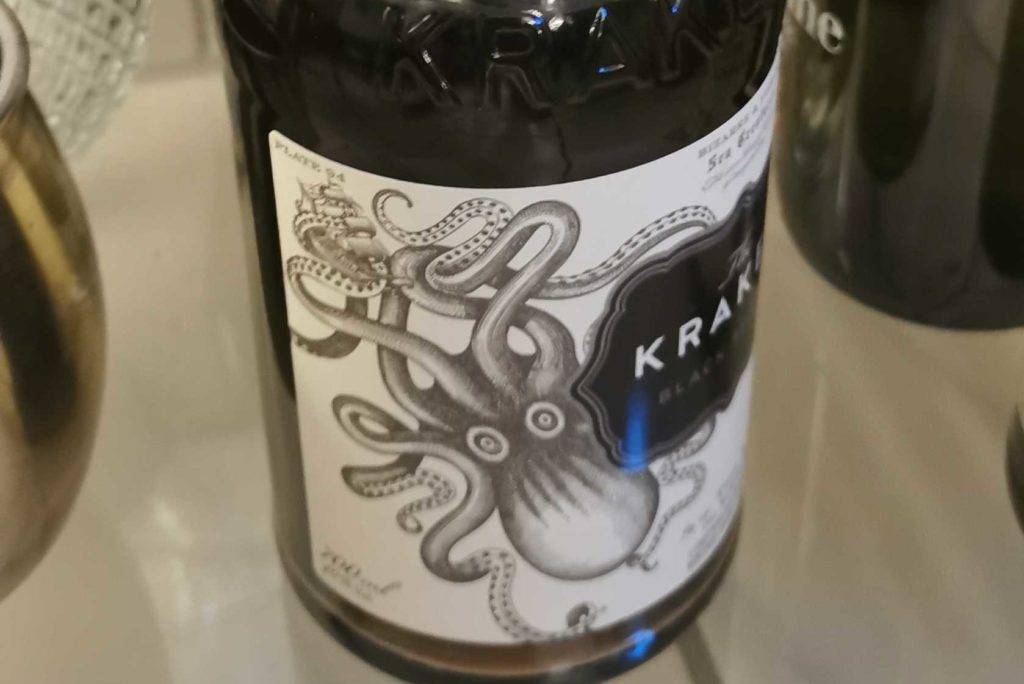 Rum stehend.