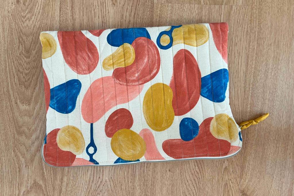 Laptoptasche 17 Zoll getestet: Bunte Tasche liegt auf Holzboden