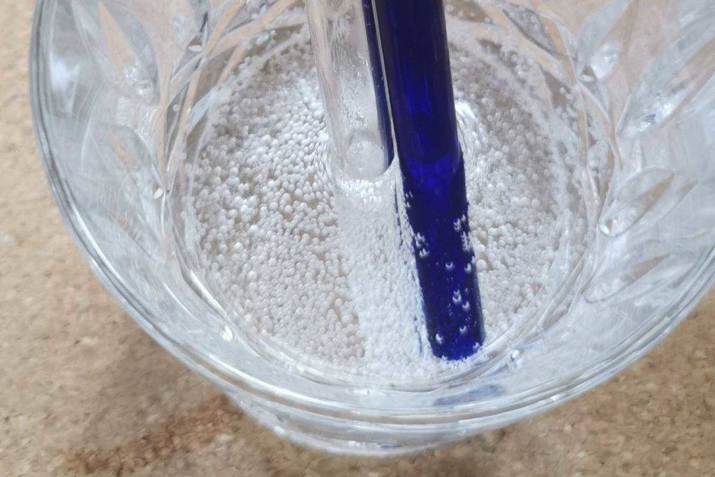 Zwei Glas-Strohhalme in einem Glas.