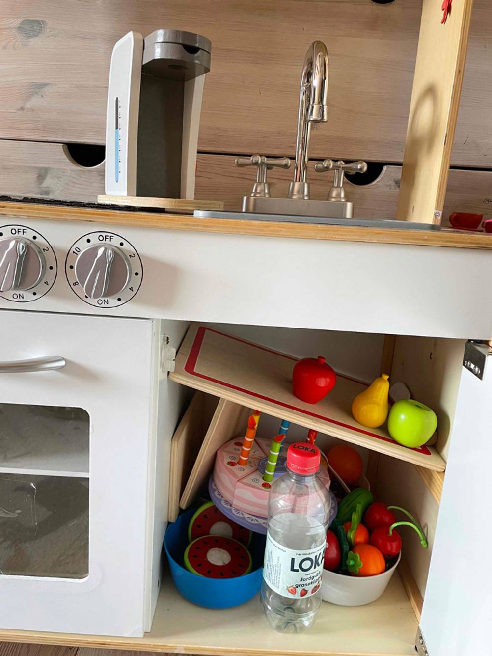 Eine getestete Kinderküche von vorne mit vielen Utensilien.
