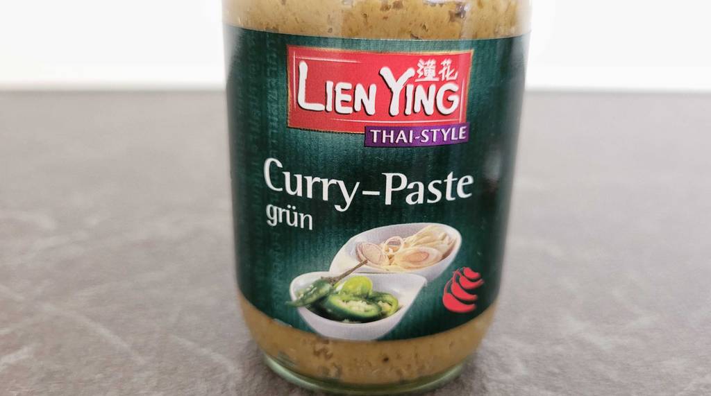 Currypaste getestet: Ein Glas Paste auf dunkler Oberfläche