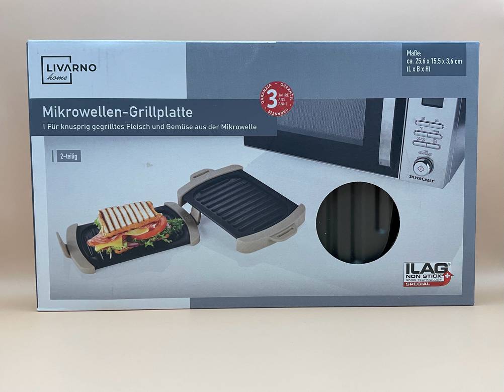 Die getestete Grillplatte, die sich in der Verpackung befindet von vorn ersichtlich.