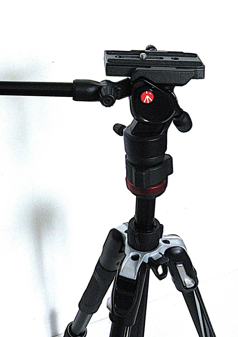 Das getestete und aufgestellte Manfrotto-Stativ von der Seite ersichtlich.