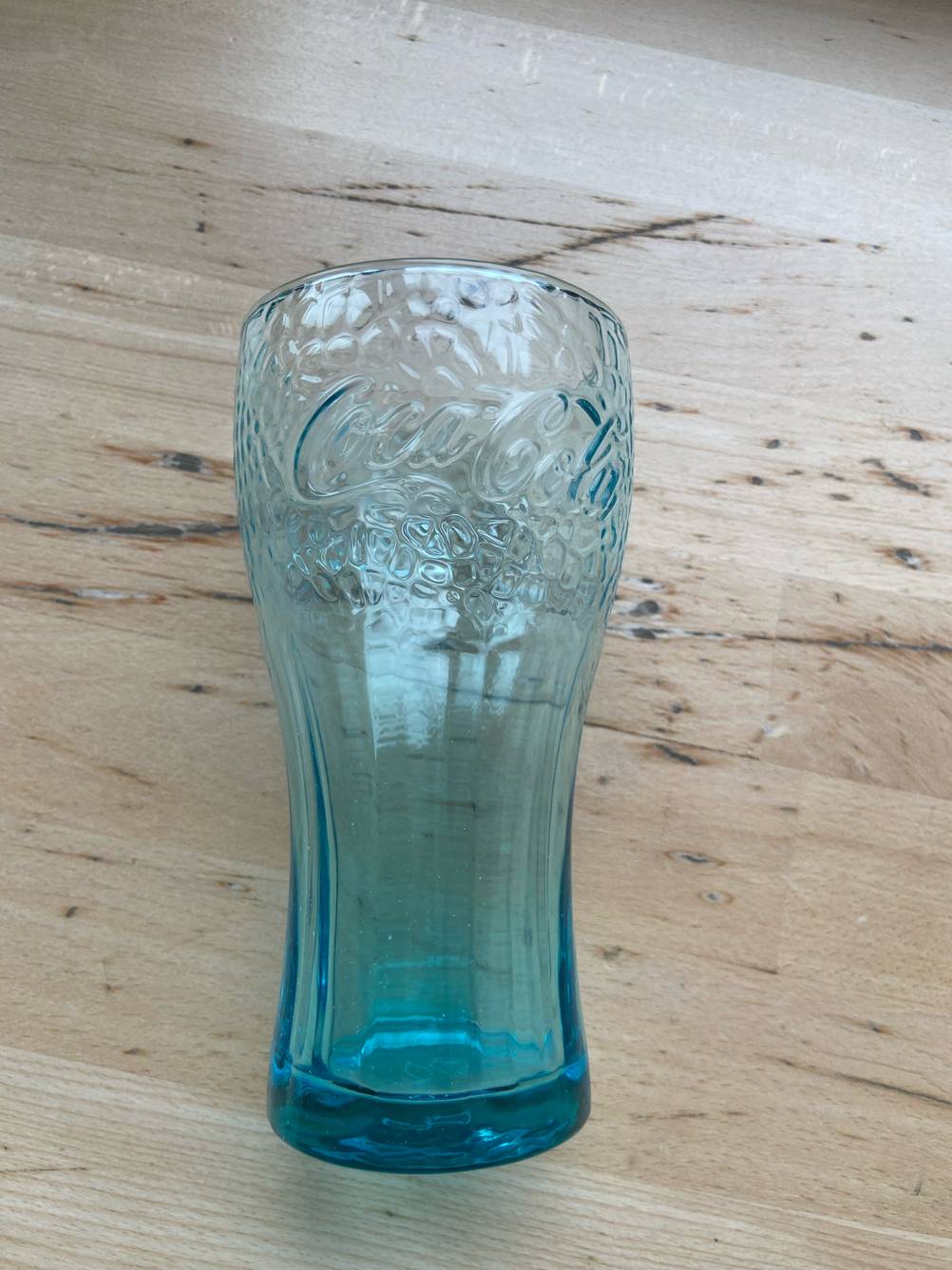 McDonald's-Gläser-Test: Ein hellblaues McDonald's-Glas im liegenden Zustand.