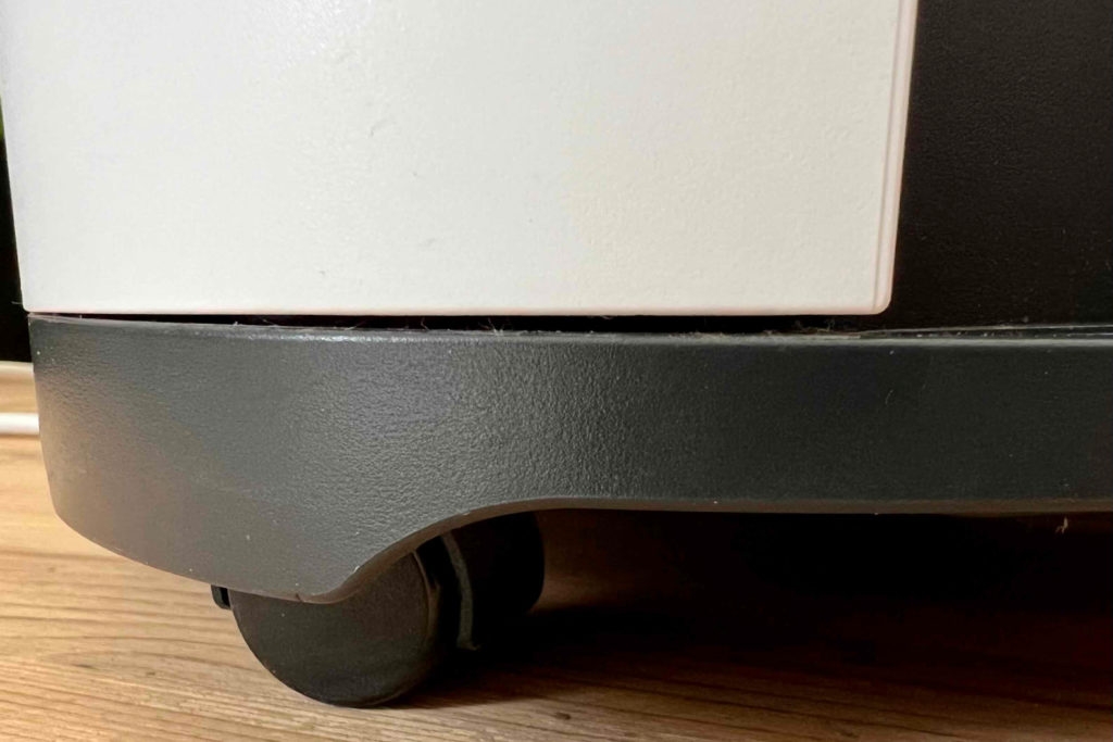 Rollen eines getesteten Luftbefeuchters in der Nahaufnahme.