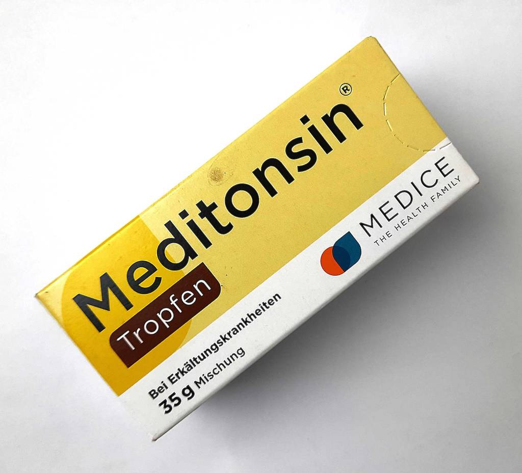Getestet: Hunstentropfen in der Packung von Meditonsin liegen auf einer weißen Oberfläche.