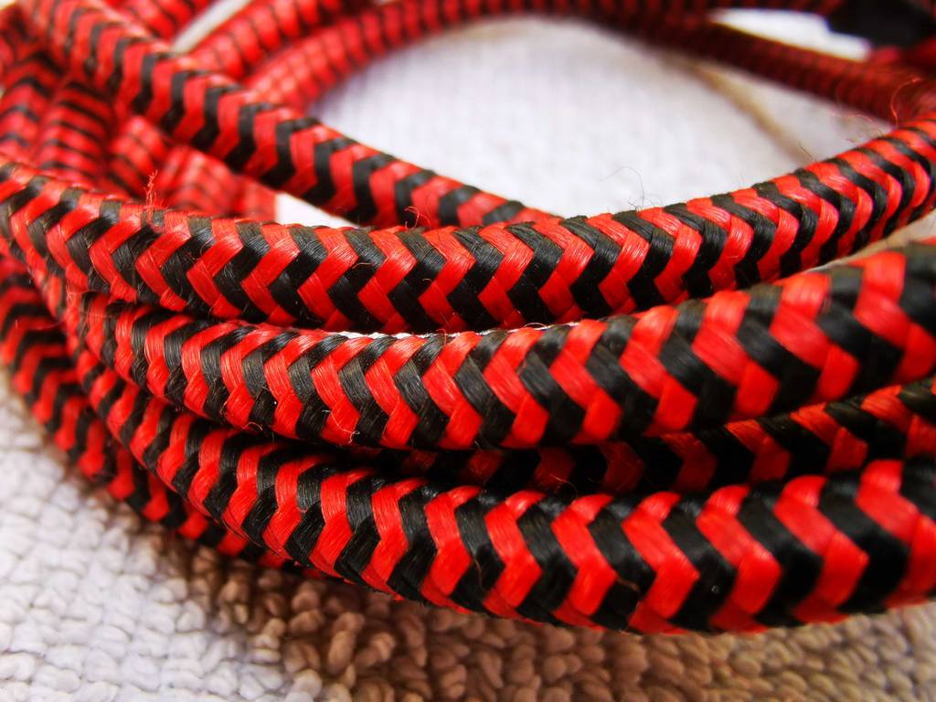 Micro-USB-Kabel-Test: Nahaufnahme der rot-schwarzen Ummantelung.