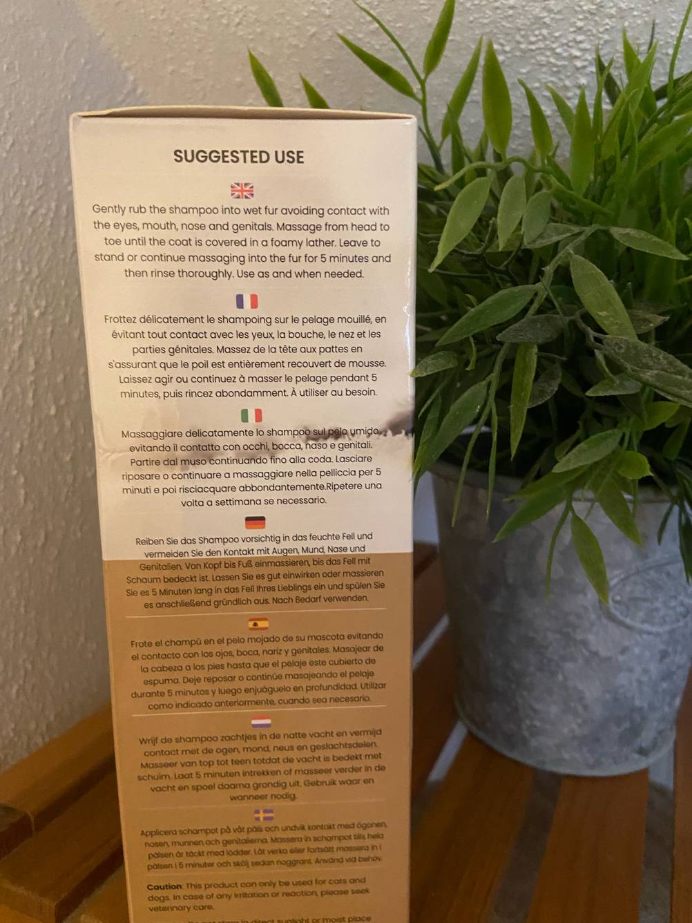 Seitenansicht der Verpackung eines getesteten Milben-Shampoos für den Hund.