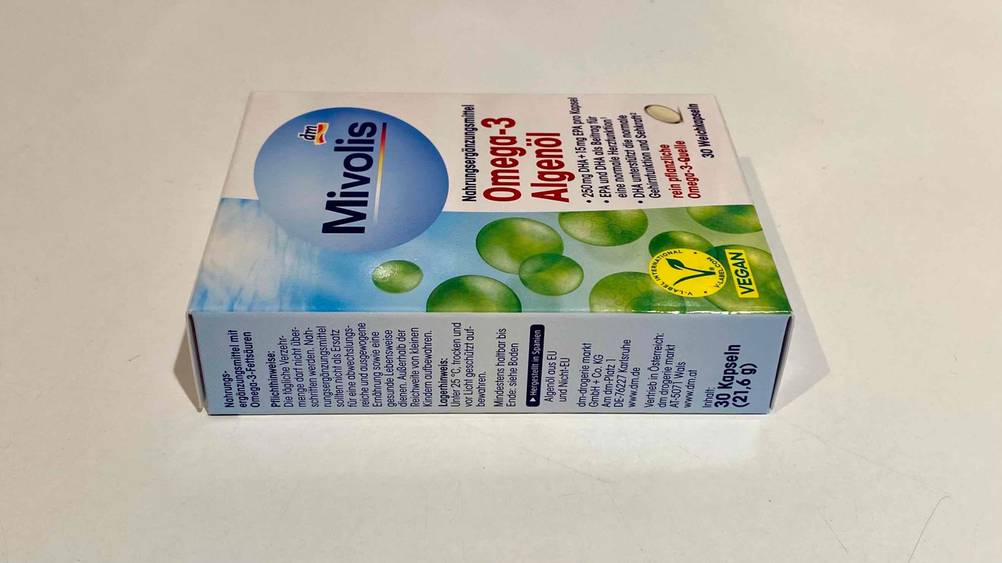 Eine Packung des getesteten Algenöls von der Seite auf einer hellen Oberfläche.