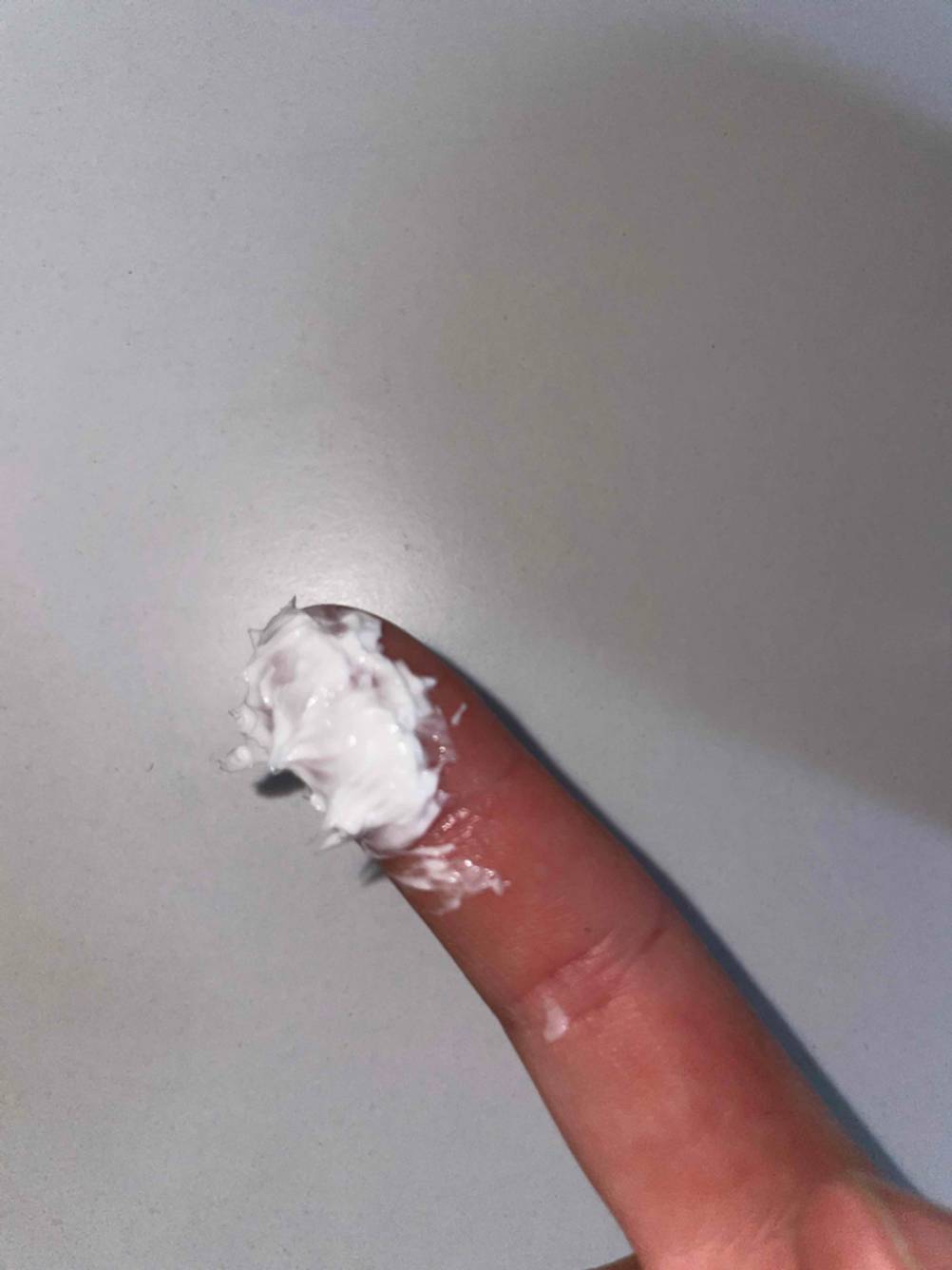 Creme auf einem Finger.