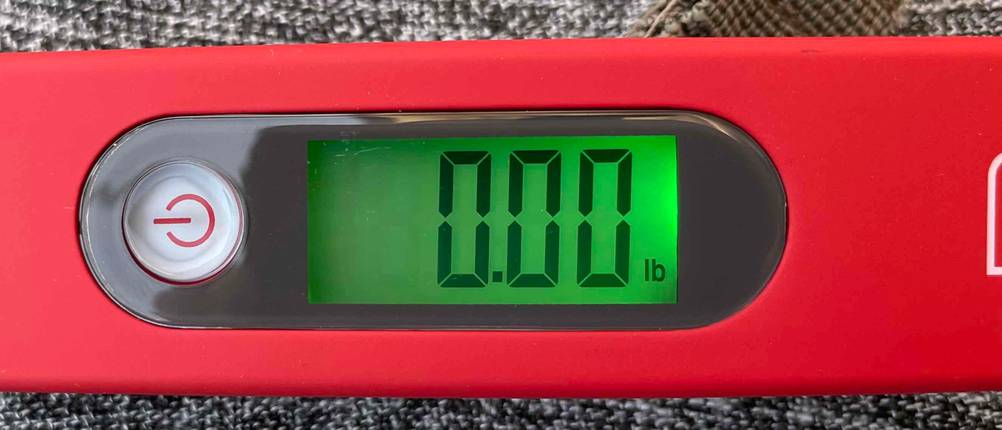Kofferwaage-Test: beleuchtetes Display mit Gewichtsanzeige und Ein- und Aus-Taste.