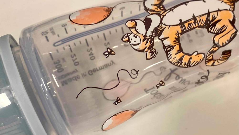 Babyflaschen im Test: Nahaufnahme von Flasche mit Tiger von Winnie the Pooh darauf zu sehen.