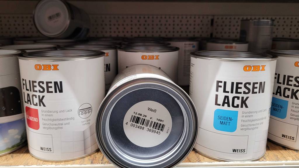 Getestet: eine Dose mit der Unterseite und der Farbe ersichtlich liegt neben anderen Fliesenlacke.