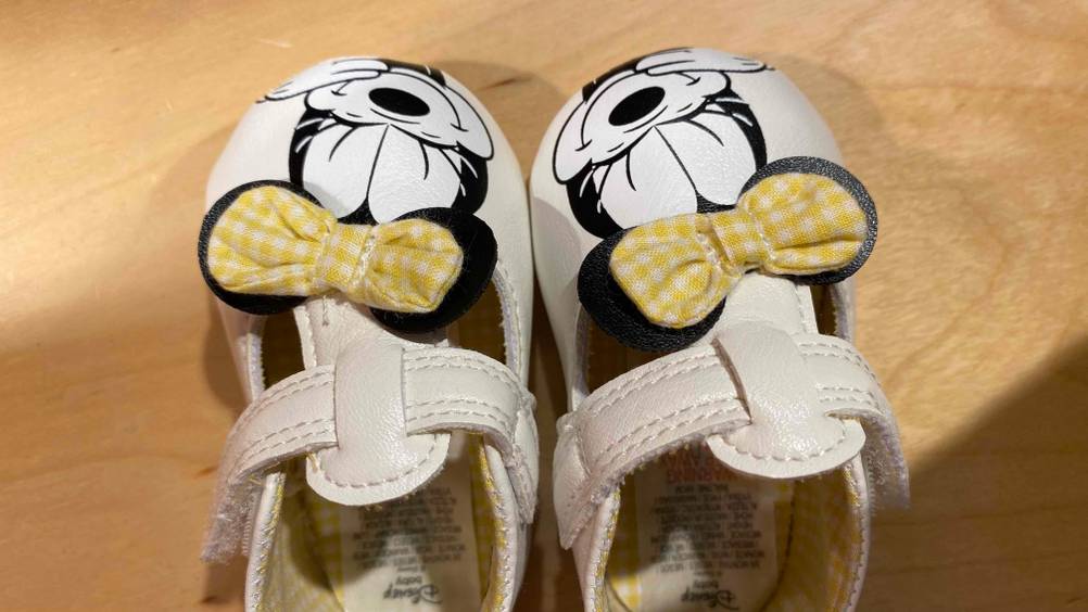Krabbelschuhe von oben fotografiert.
