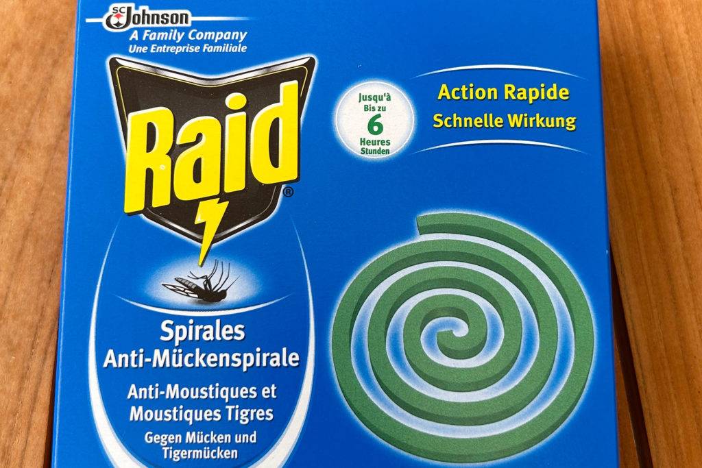 Verpackung von Mückenspirale der Marke Raid auf einer Oberfläche.