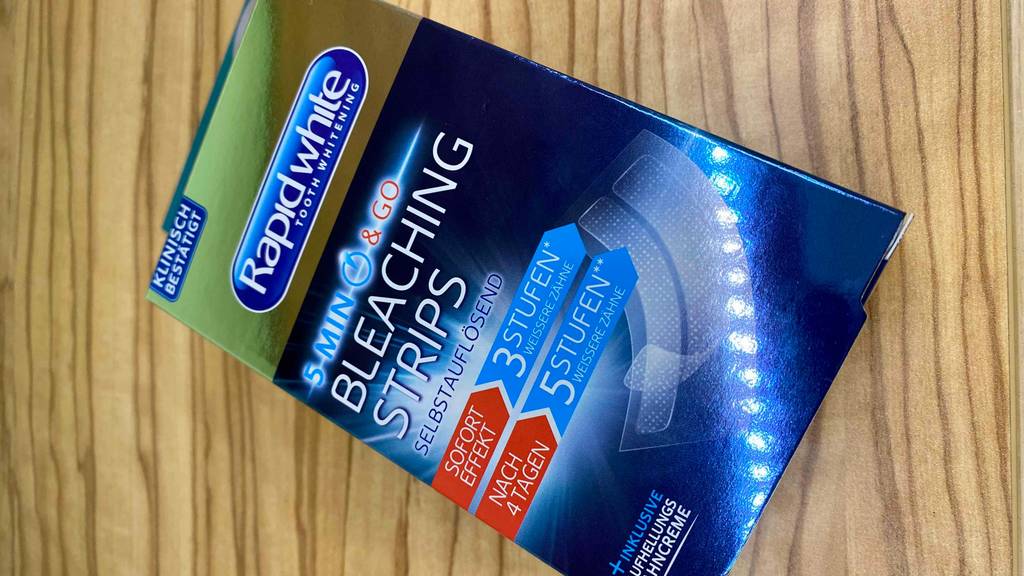 Bleaching-Stips im Test: Eine Packung liegt auf Holzoberfläche