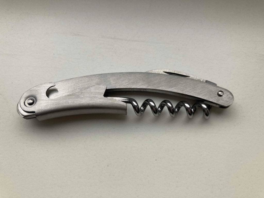 Getestet: Ein Kellnermesser zusammengeklappt auf der Seite liegend.