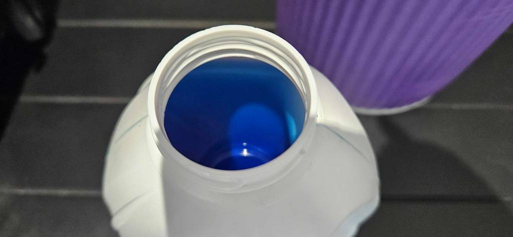 Nahaufnahme der Flaschenöffnung eines getesteten Hygienespülers.