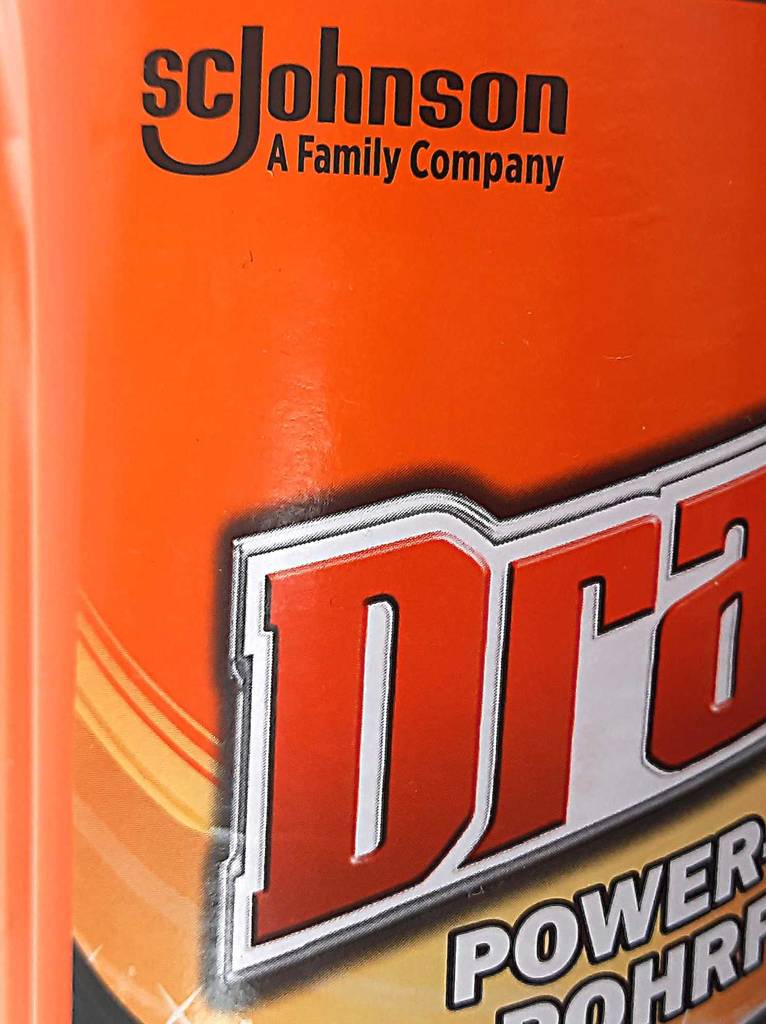 Rohrreinigung Test: Der Drano-Rohrreiniger in der orangefarbenen Kunststoffflasche.