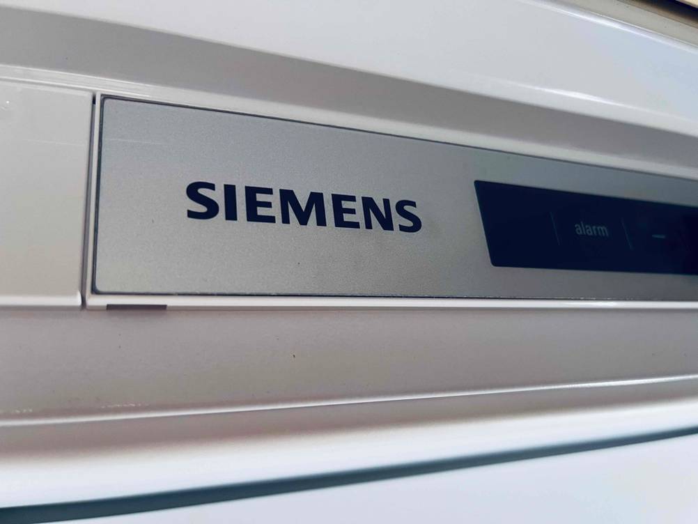 Im Test: Nahaufnahme Logo Einbaukühlschrank.