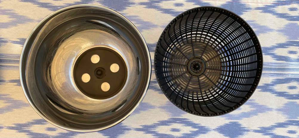 Salatschleuder Edelstahl getestet: Eine Salatschleuder neben ihrem Innenkorb