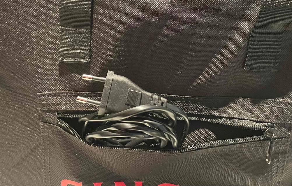 Nähmaschinentasche getestet: Außenfach einer Nähmaschinentasche, worin sich ein Kabel befindet.