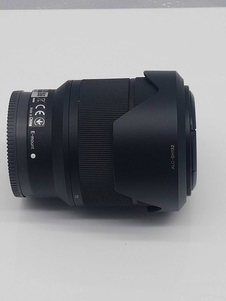 Ein getestetes Sony-E-Mount-Objektiv von der Seite ersichtlich.
