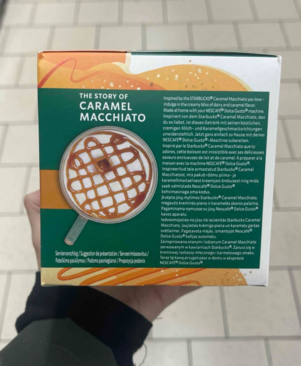 Starbucks-Kaffee-Test: Die Verpackung des Kaffees wird in der Hand gehalten, während die Rückseite im Fokus ist.