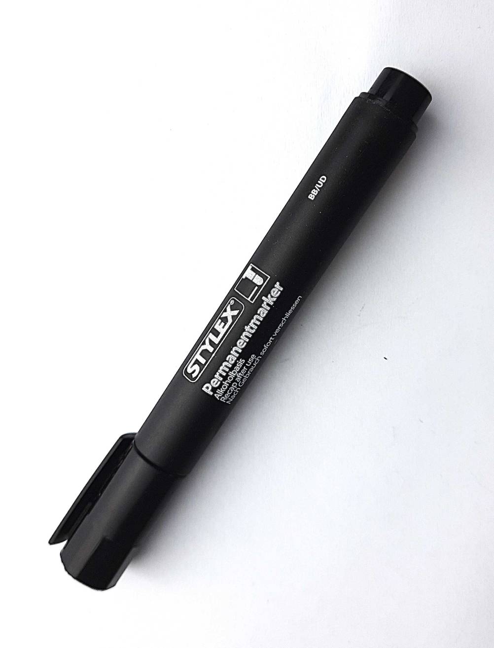 Der Permanent-Marker, welcher getestet wurde, liegt auf einer weißen Fläche.
