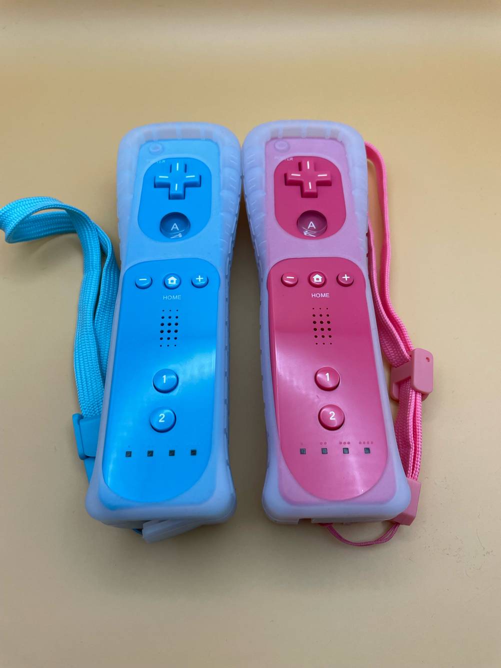 Zwei getestete Nintendo-Wii-Controller liegen nebeneinander in der Farbe Blau und Rosa.