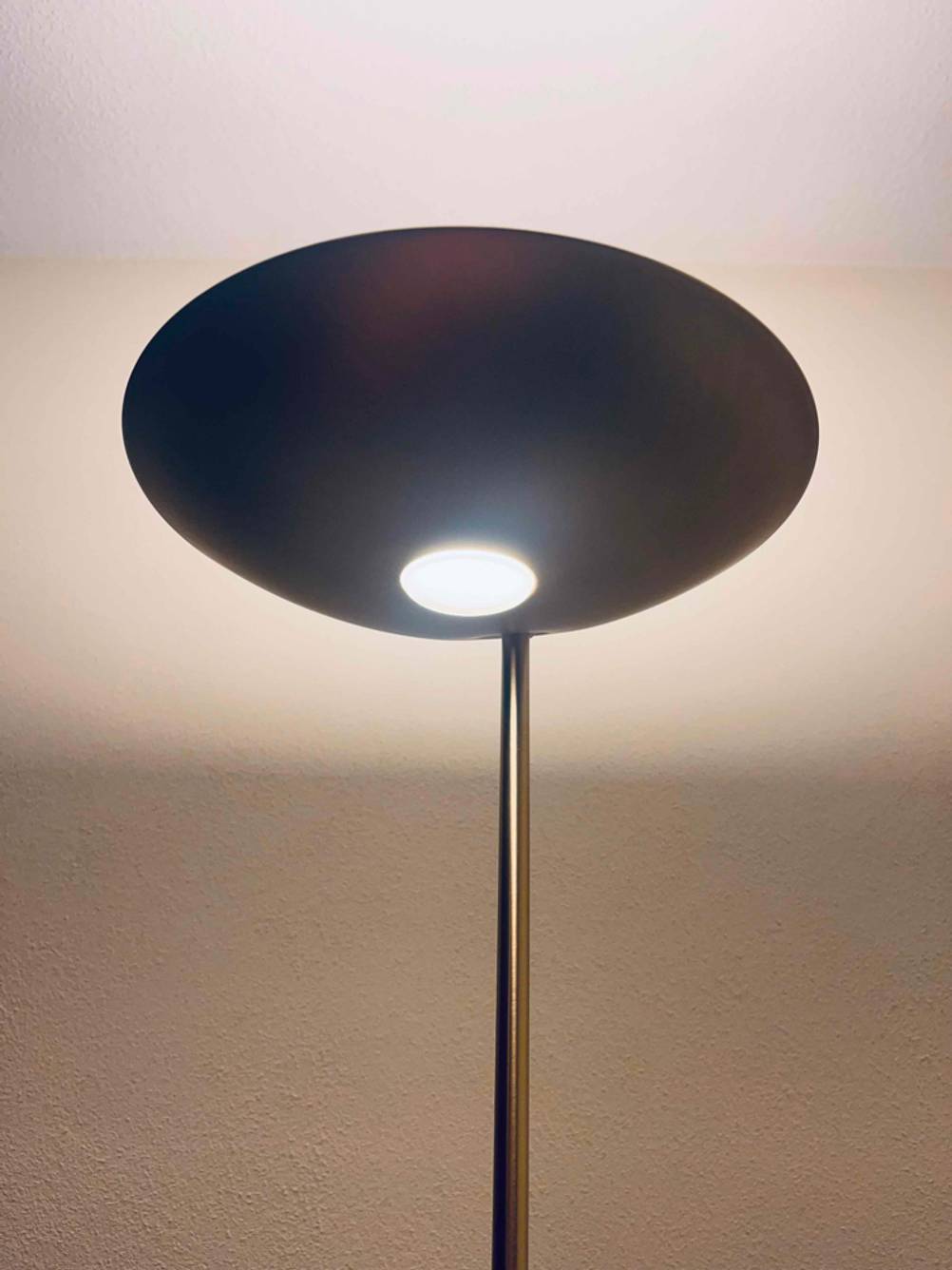 Im Test: Nahaufnahme eines Schrims einer Tageslicht-Stehlampe.