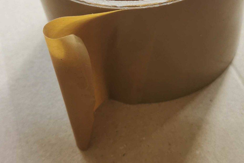 Paketband und Stift auf einem Karton.