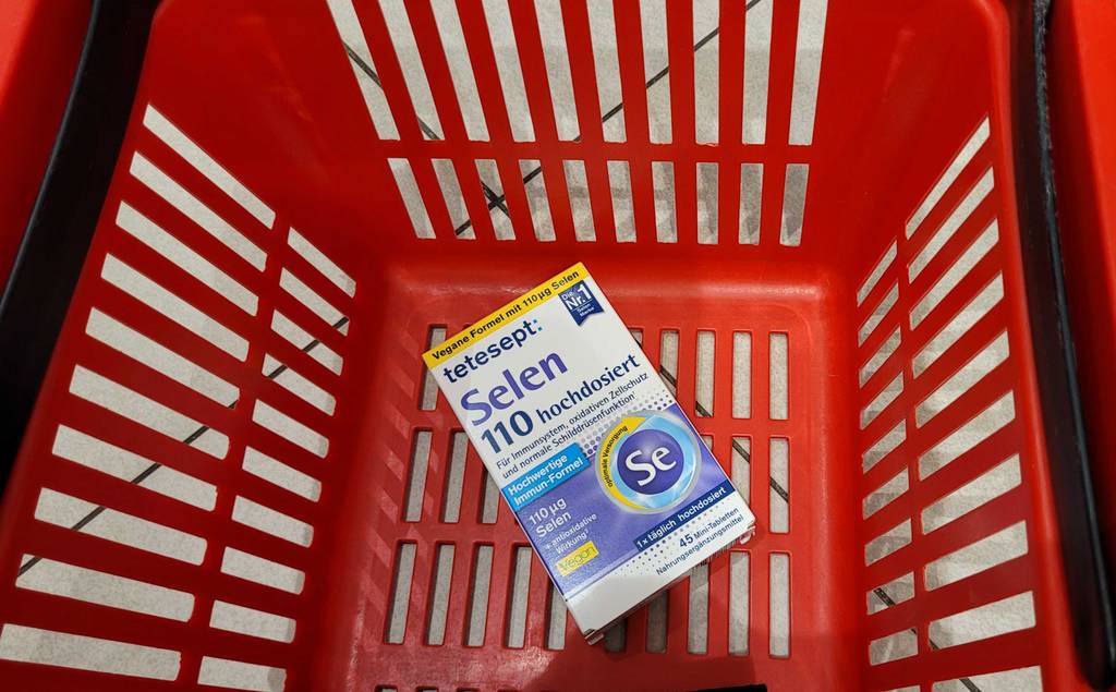 Test: eine Packung Selen in einem roten Korb liegend.