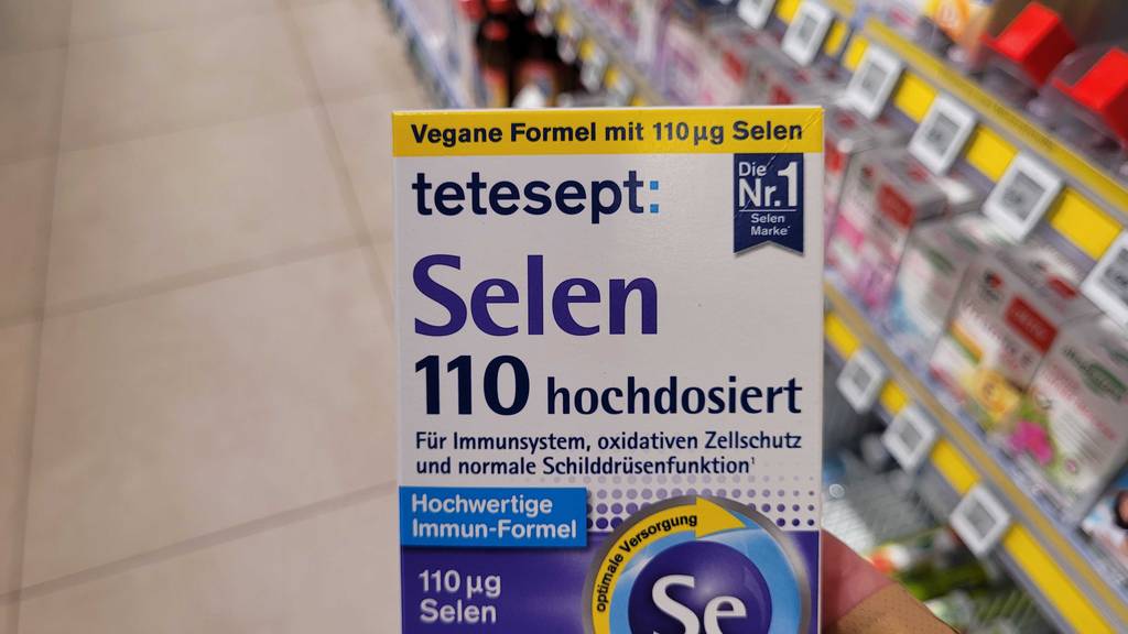 Eine Packung Selen, das getetest wurde wird in der Hand gehalten.